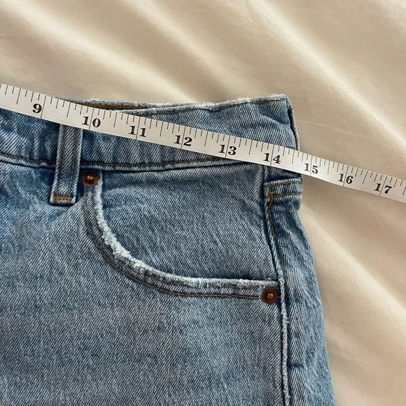 Abercrombie & Fitch- The Mom Short High Rise - Picture 7 of 8